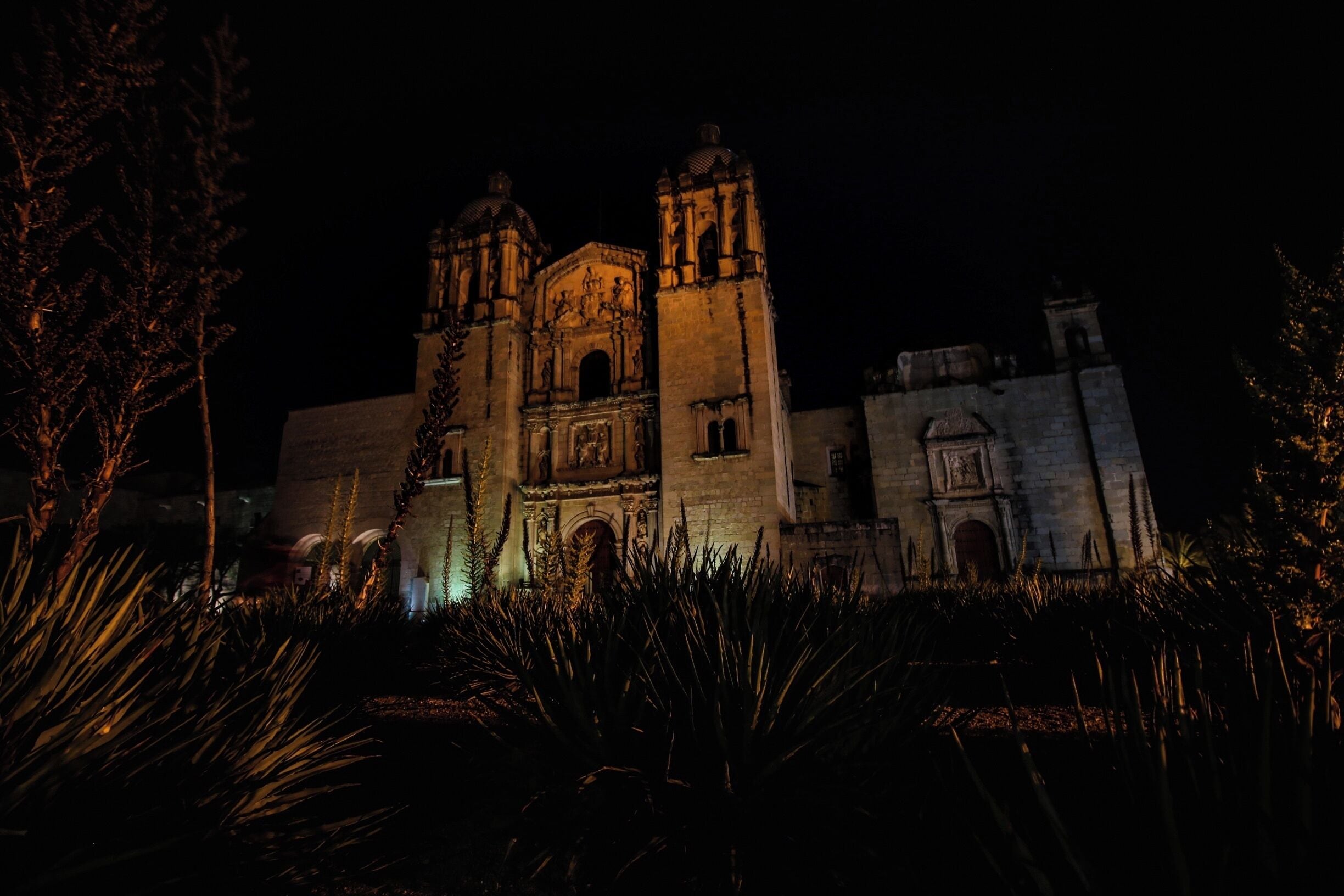 Probably the most recognizable sight from Oaxaca is the Church of Santo Domingo. All day and evening it's a bustling spot where locals and visitors congregate.
With a daily market nearby, many restaurants and bars, and great food carts after sunset you'll be able to enjoy spending some time here without even exploring the building itself... That alone is worth another post.
#Mexico #Oaxaca