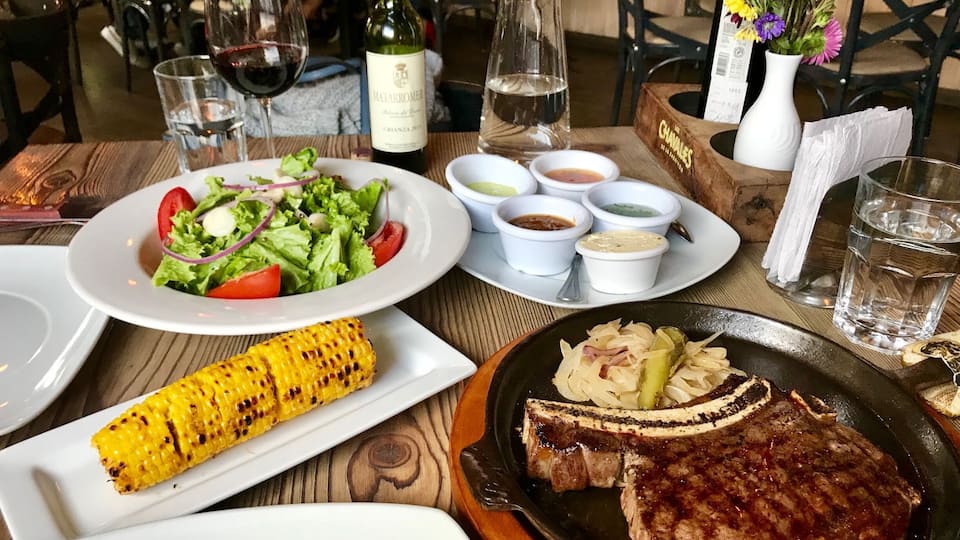 Cow boy acompañado de choclo asado y ensalada mixta.