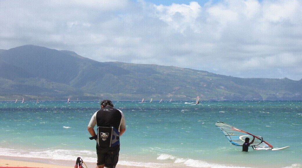 A beautiful but busy place, for swimming, diving, kite boarding and windsurfing. Windsurfer's Entrance: If you're coming to Kanaha to Windsurf you should park at the last entrance to the beach and Kiteboarding Entrance: If you visit the beach from downtown Kahului the first set of entrances you will pass will take you to the kiteboarding side of the beach.