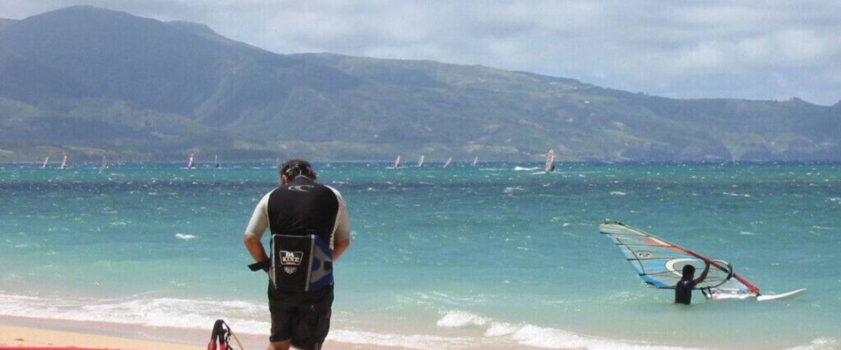 A beautiful but busy place, for swimming, diving, kite boarding and windsurfing. Windsurfer's Entrance: If you're coming to Kanaha to Windsurf you should park at the last entrance to the beach and Kiteboarding Entrance: If you visit the beach from downtown Kahului the first set of entrances you will pass will take you to the kiteboarding side of the beach.