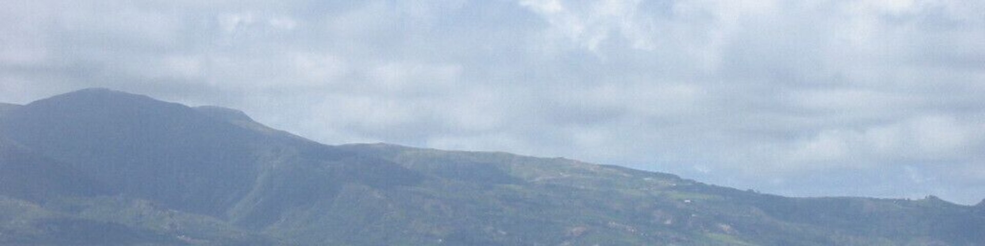 A beautiful but busy place, for swimming, diving, kite boarding and windsurfing. Windsurfer's Entrance: If you're coming to Kanaha to Windsurf you should park at the last entrance to the beach and Kiteboarding Entrance: If you visit the beach from downtown Kahului the first set of entrances you will pass will take you to the kiteboarding side of the beach.