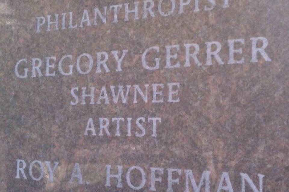 Una placa de piedra con nombres y cargos, incluyendo Gregory Gerrer, artista Shawnee, y Roy A. Hoffman, Oklahoma City.