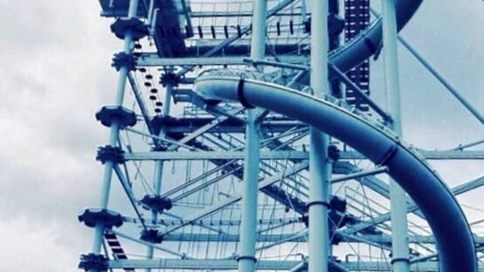 Eine große Achterbahn mit komplexer Streckenführung und zahlreichen Loopings.