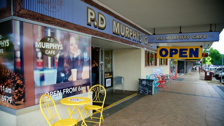 Un café P.D. Murphy's con terraza y un letrero que dice 'ABIERTO'.