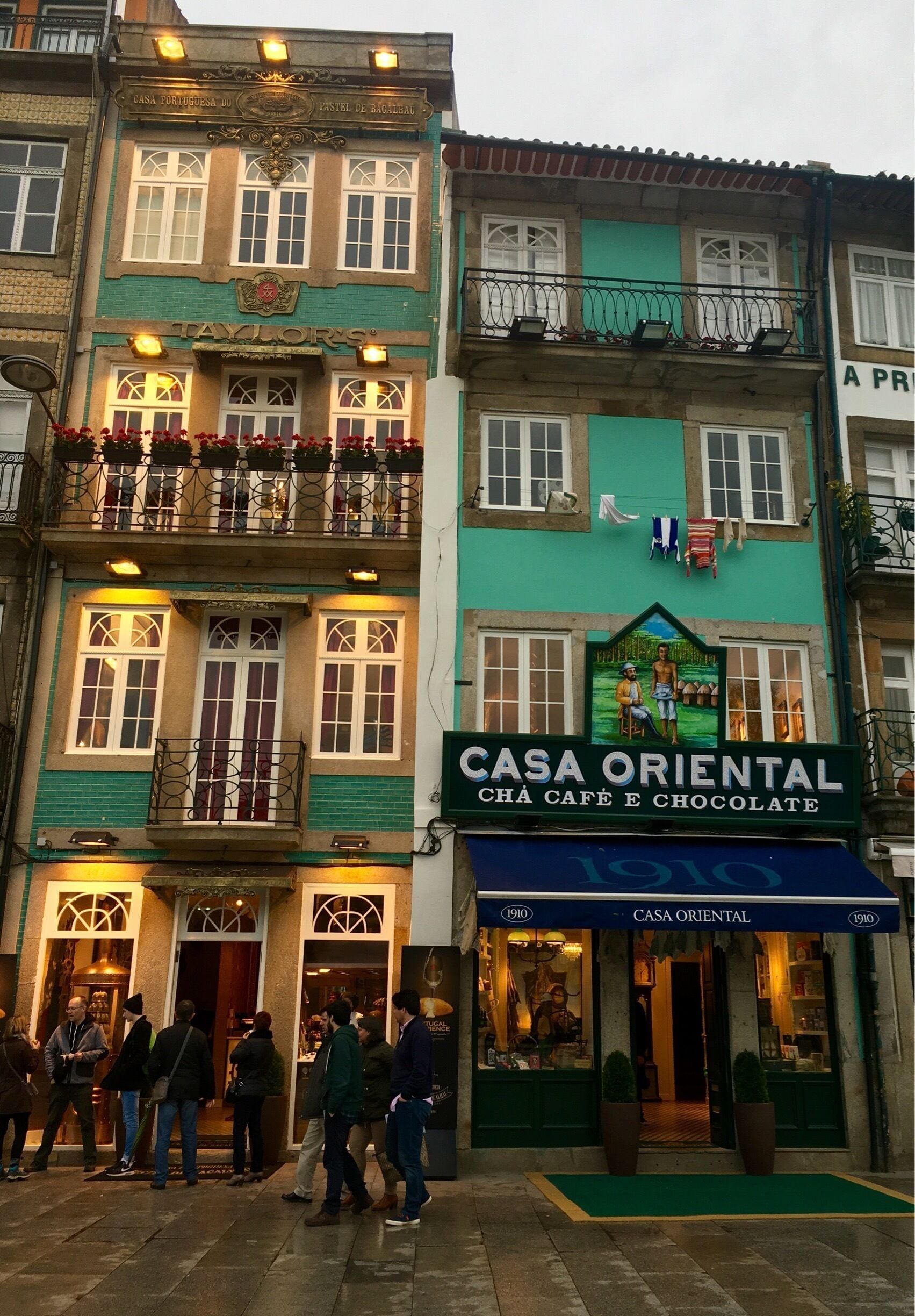 Edificio histórico con fachada verde y letrero de la cafetería y chocolatería 'Casa Oriental'.