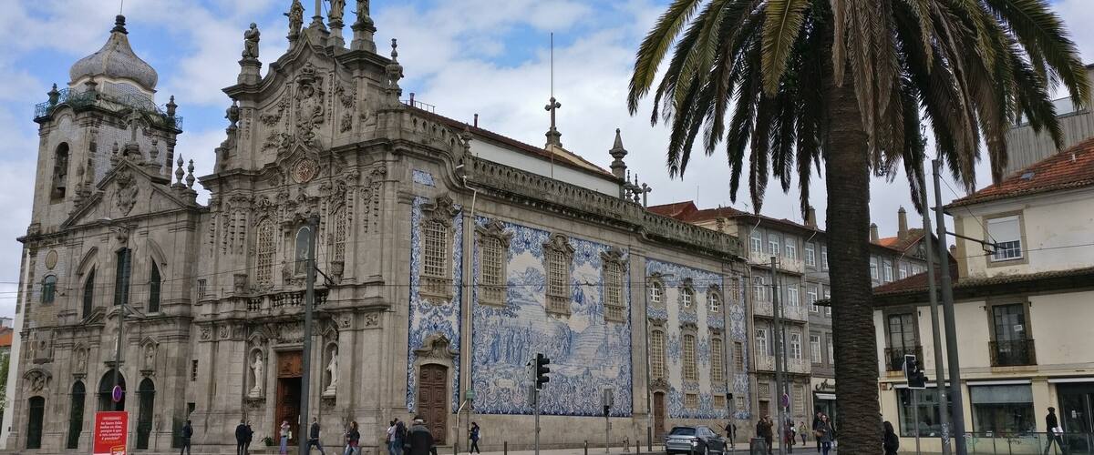 One of many churches in Porto, the Igreja do Carmo church has incredible tile work on the side façade.
#Porto #Portugal #Merch #LifeAtExpedia #stunningstructures