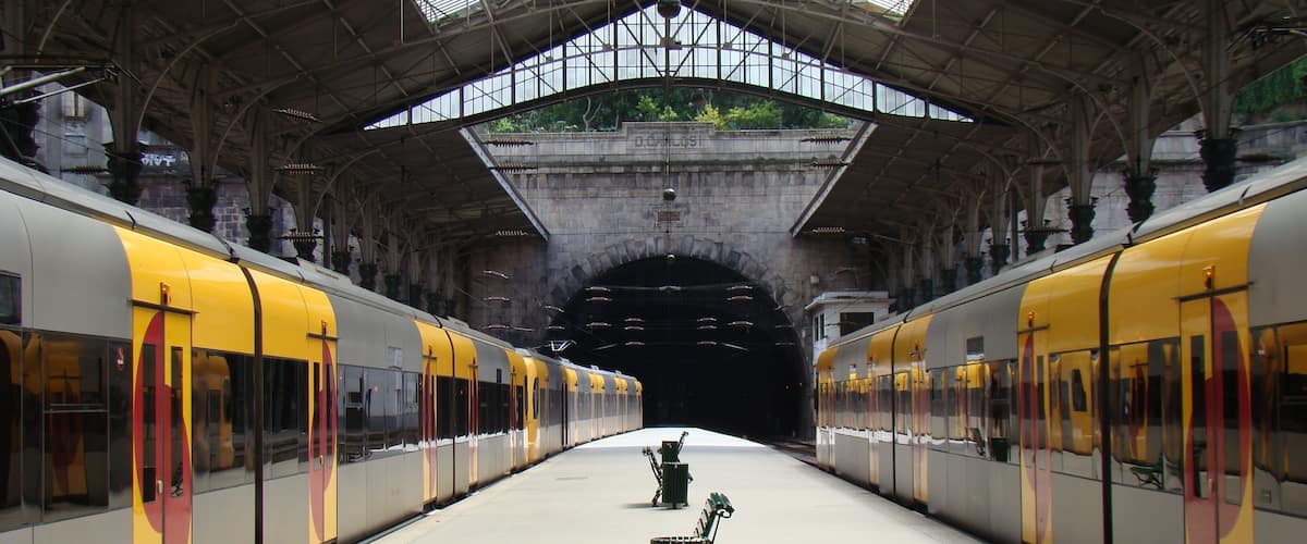 #porto #oporto #SaoBento #railway #station #portugal
Talvez a Estação de São Bento seja a mais bonita estação de caminhos de ferro de Portugal. A vez anterior em que visitei a estação, alguns painéis de azulejos estavam em trabalho de restauro. Nesta última visita verifiquei, com satisfação, que o trabalho tinha sido concluído e pude assim contemplar os painéis em todo o seu esplendor.
Maybe São Bento Station is the most beautiful railway station in Portugal. The previous time I visited the station, some tile panels were in restoration work. On this last visit, I noticed with satisfaction that the work had been completed and I was able to contemplate the panels in all their splendor.