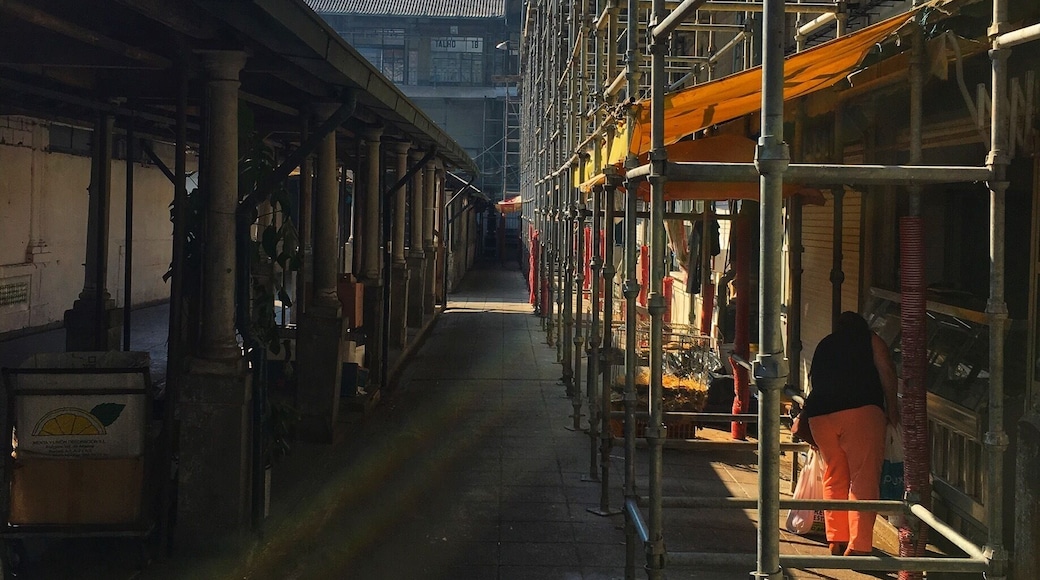 Shopping time on this hall full of scaffolds in this bohemian Portuguese market.
#LifeAtExpedia