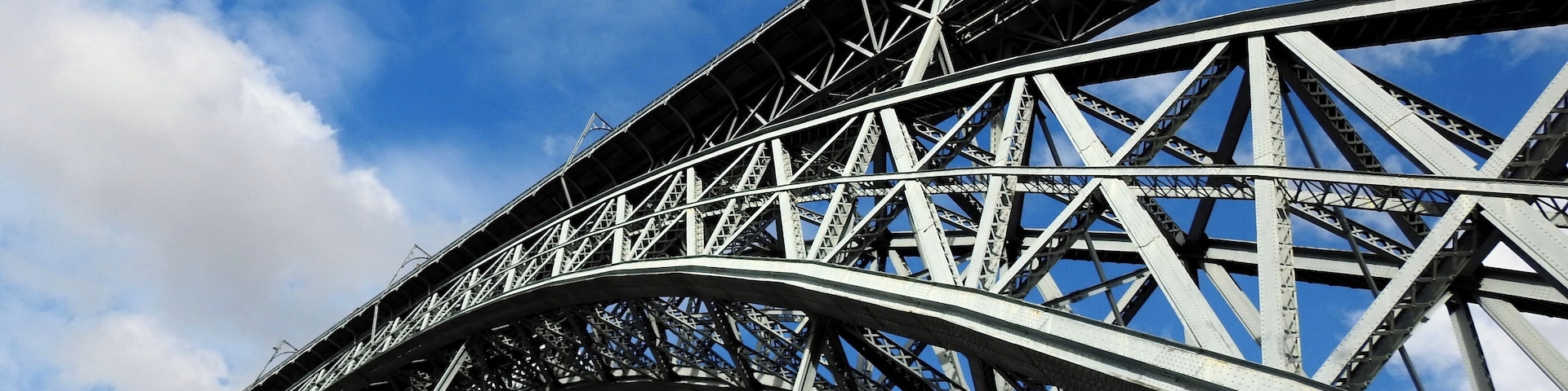 #Porto #Portugal #bridge #ponte
A ponte de D. Luiz I foi construída, no final do século XIX, sobre o rio Douro, ligando a cidade do Porto a Vila Nova de Gaia. A ponte tem dois tabuleiros. No superior circula uma linha de Metro do Porto e no inferior circulam viaturas e pedestres. Vale a pena atravessá-la a pé tanto pelo tabuleiro superior como pelo inferior. Vista magnífica sobretudo no final do dia.
The D. Luiz I bridge was built at the end of the 19th century over the Douro river, linking the city of Porto with Vila Nova de Gaia. The bridge is double-deck metal arch bridge. In the upper one runs a line of Metro do Porto and in the lower circulate vehicles and pedestrians. It is worth walking across both the top and bottom decks. Magnificent view especially at the end of the day.