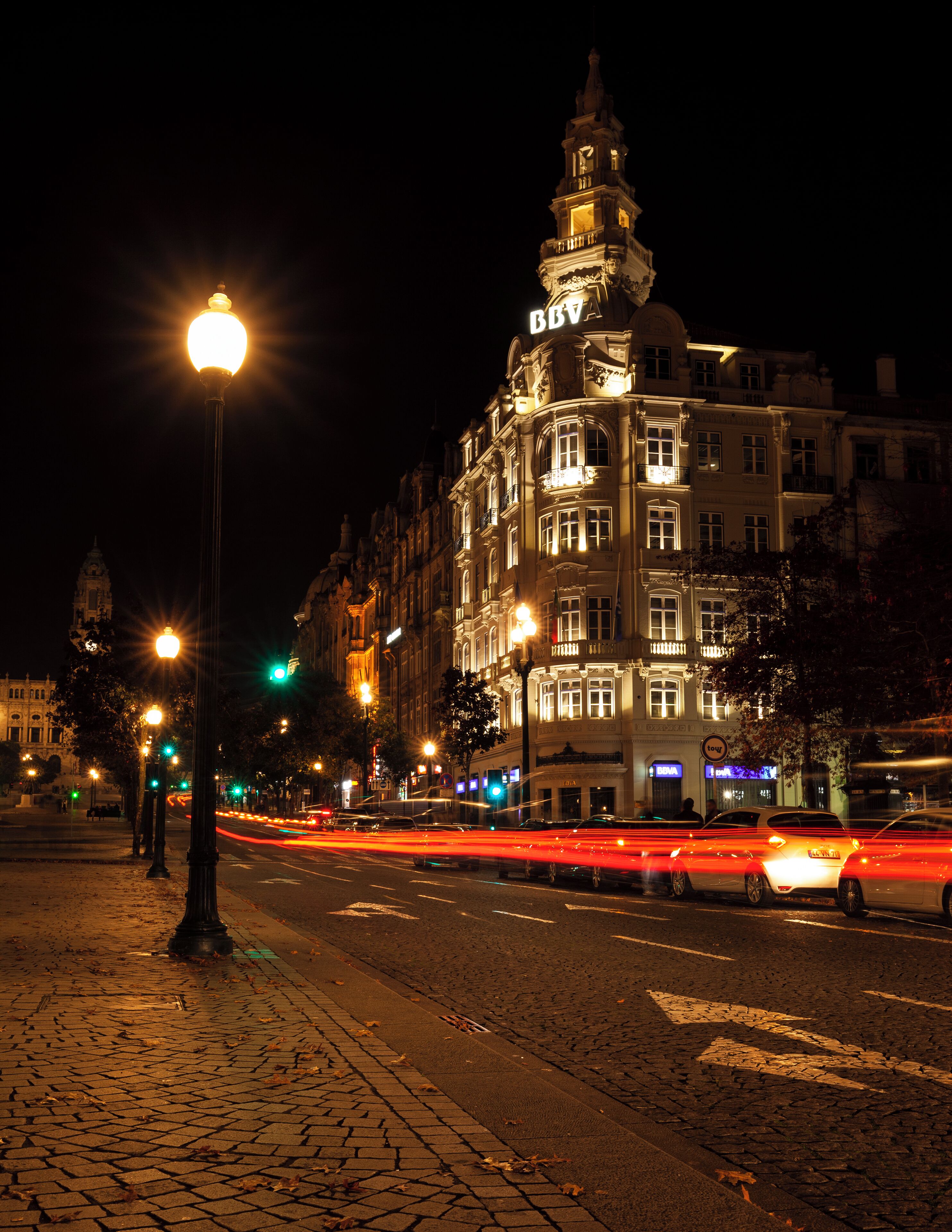i find in this avenue an endless amount of possibilities for everthing night photography, street photography, arquiteture