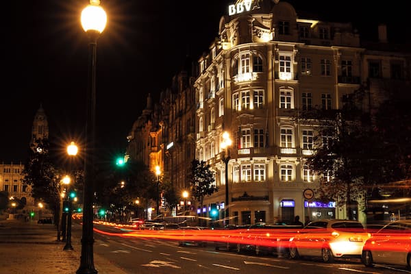 i find in this avenue an endless amount of possibilities for everthing night photography, street photography, arquiteture