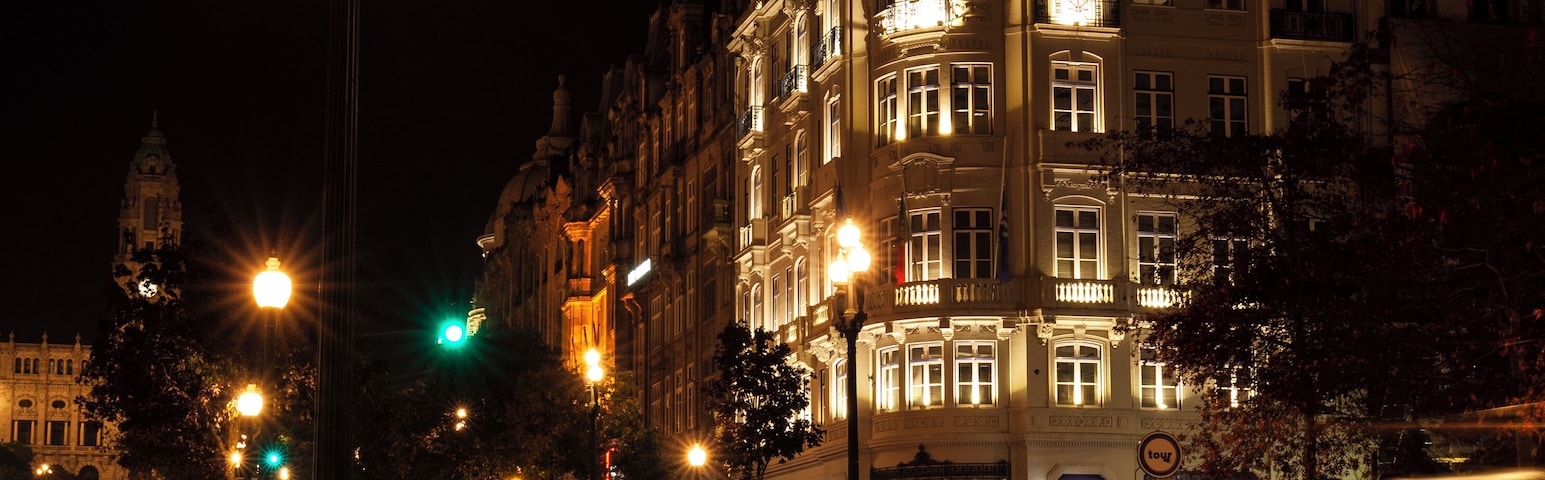 i find in this avenue an endless amount of possibilities for everthing night photography, street photography, arquiteture