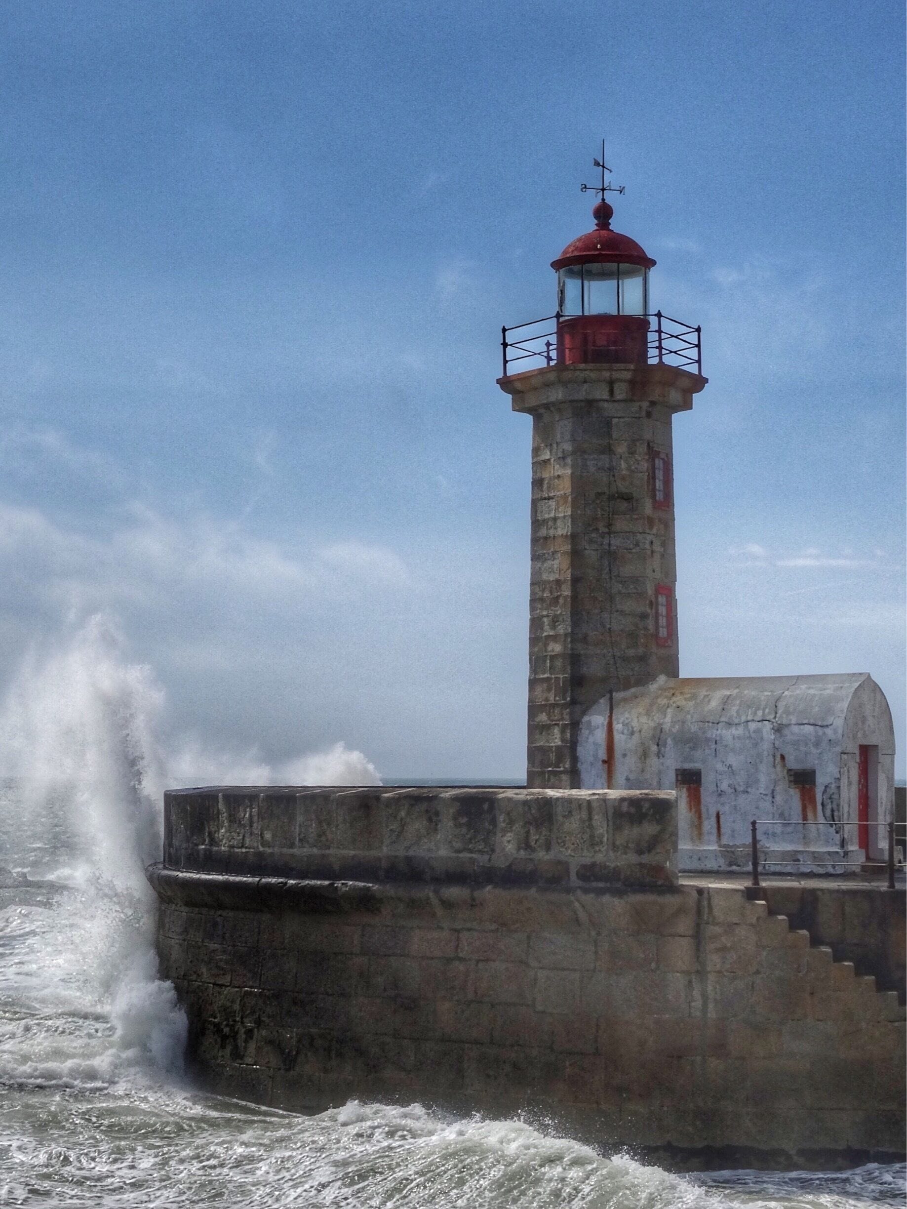 Pequeno farol na foz do rio Douro. Dependendo das condições do tempo e do mar pode proporcionar algumas boas fotos.

#oporto #porto #portugal