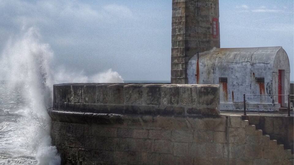 Pequeno farol na foz do rio Douro. Dependendo das condições do tempo e do mar pode proporcionar algumas boas fotos.
#oporto #porto #portugal