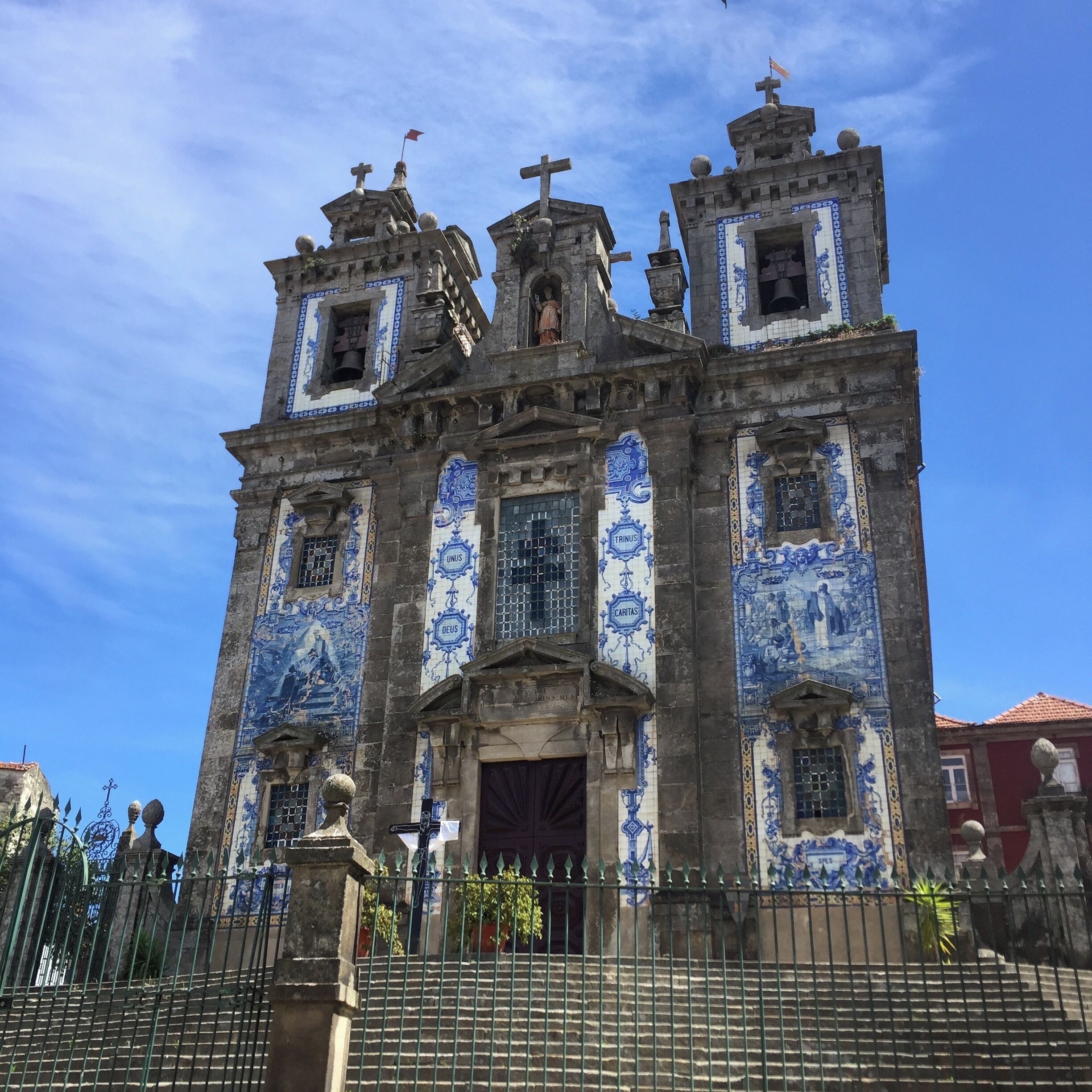 I had the pleasure of traveling to Porto this last week and I must say it is one of my favorite cities in Europe. There is nothing quite like the architecture there as many of the buildings have the famous blue tile #patterns. 

