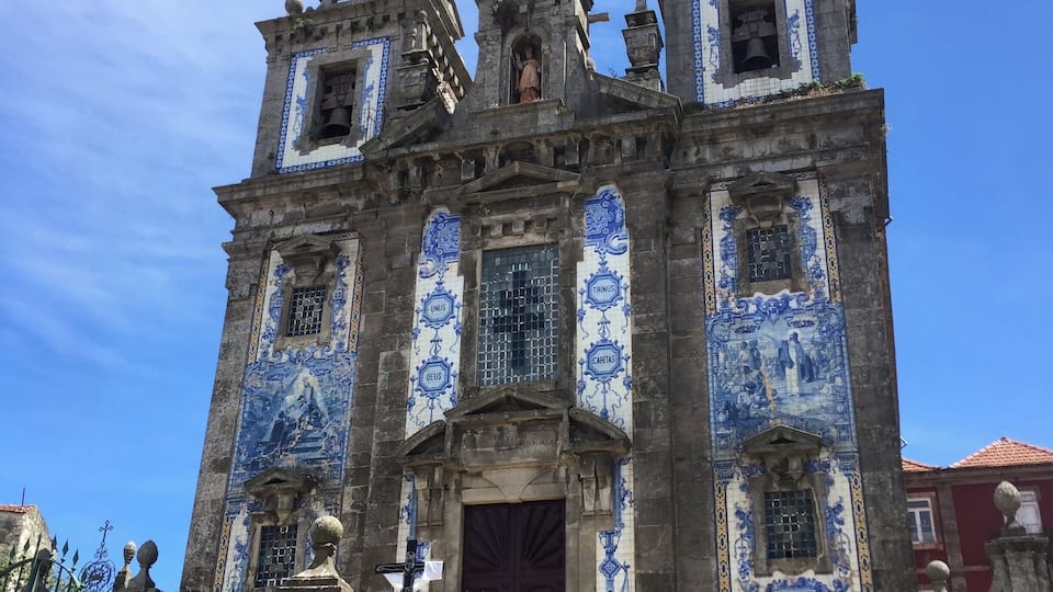 I had the pleasure of traveling to Porto this last week and I must say it is one of my favorite cities in Europe. There is nothing quite like the architecture there as many of the buildings have the famous blue tile #patterns.