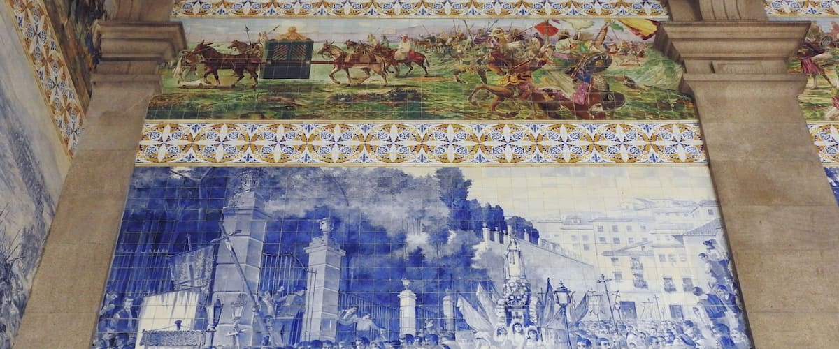 #porto #oporto #SaoBento #railway #station #portugal
Talvez a Estação de São Bento seja a mais bonita estação de caminhos de ferro de Portugal. A vez anterior em que visitei a estação, alguns painéis de azulejos estavam em trabalho de restauro. Nesta última visita verifiquei, com satisfação, que o trabalho tinha sido concluído e pude assim contemplar os painéis em todo o seu esplendor.
Maybe São Bento Station is the most beautiful railway station in Portugal. The previous time I visited the station, some tile panels were in restoration work. On this last visit, I noticed with satisfaction that the work had been completed and I was able to contemplate the panels in all their splendor.