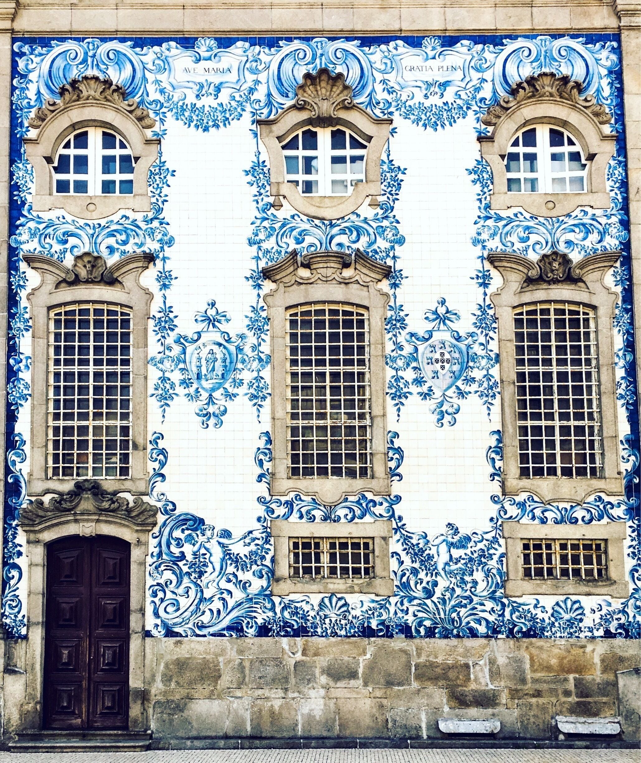 Rococo architecture at its finest! Porto should be on everyone's travel bucketlist 💙 

#porto #portugal #architecture #building #tiles #europe  #blue #colourful #patterns