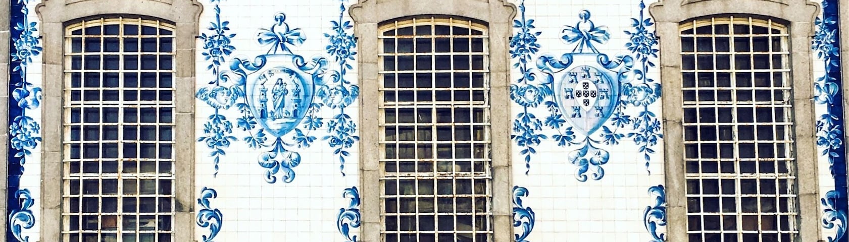 Rococo architecture at its finest! Porto should be on everyone's travel bucketlist 💙
#porto #portugal #architecture #building #tiles #europe #blue #colourful #patterns