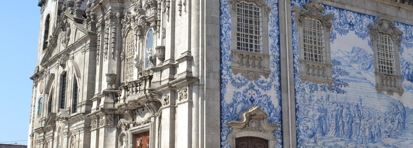 Una iglesia histórica con elaborados detalles de azulejos azules y blancos y arquitectura ornamentada.