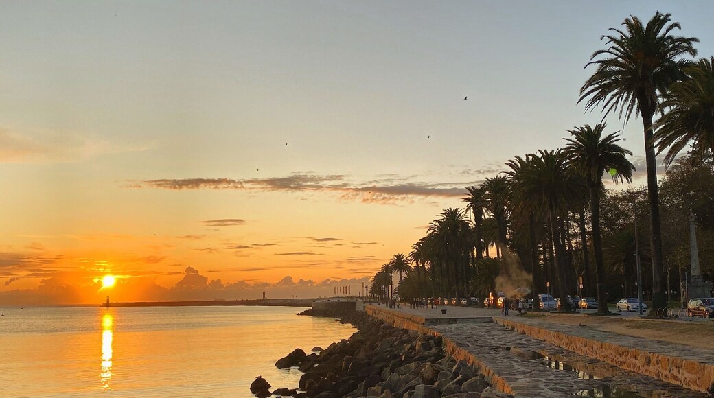 After a week of rain and clouds, finally a decent sunset in Porto. ❤️