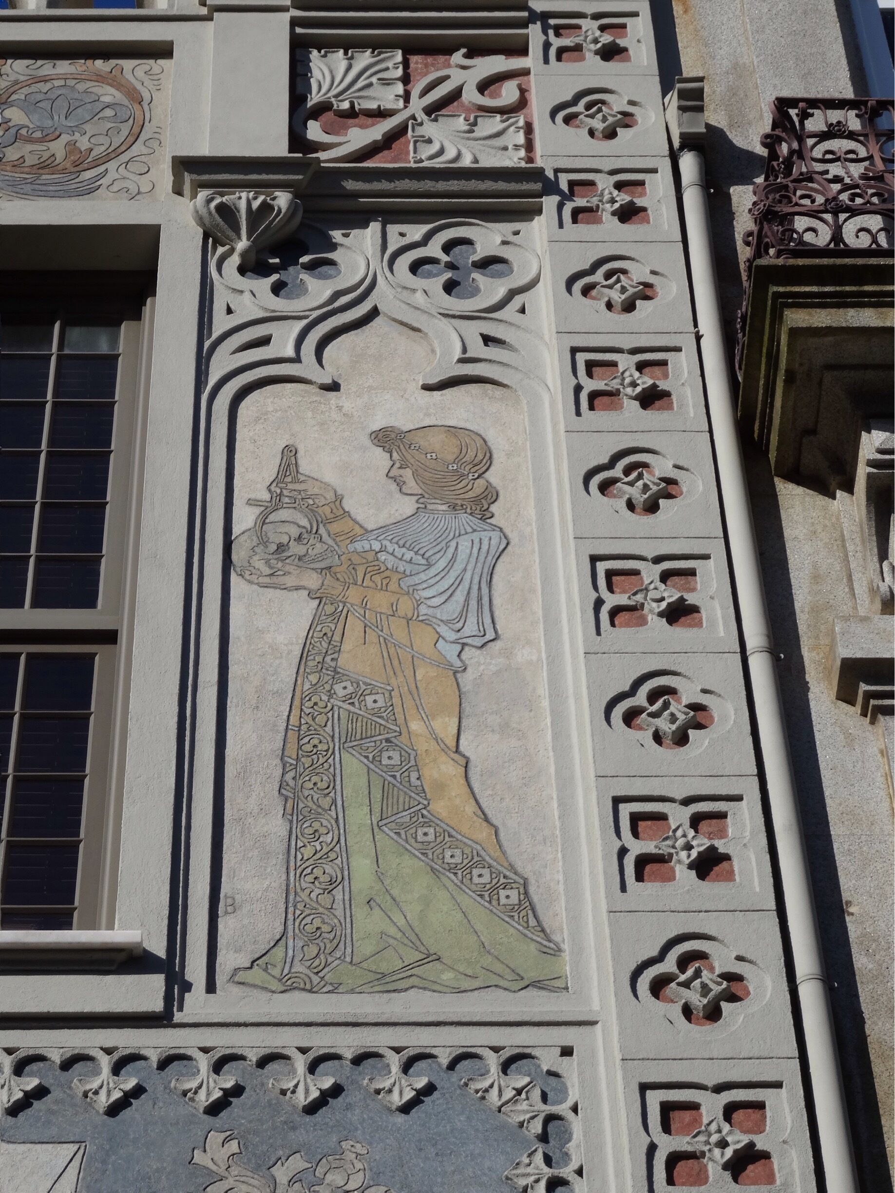 #oporto #porto #portugal #lello

A Livraria Lello é considerada uma das livrarias mais bonitas do mundo. Já a visitei várias vezes a cada visita que fiz à cidade do Porto. Nesta minha última visita fui surpreendido com a notícia de que a entrada era paga. O preço da entrada pode, no entanto, ser deduzido do preço da compra de qualquer livro.