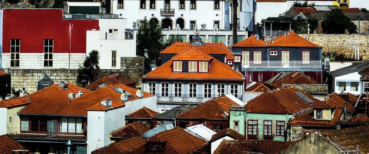 The Torre dos Clérigos is a bell tower that is part of the church with the same name. This monument is considered by many the biggest highlight of Oporto.
Read about this amazing city and lose yourself in history: http://bit.ly/1QRDG6n