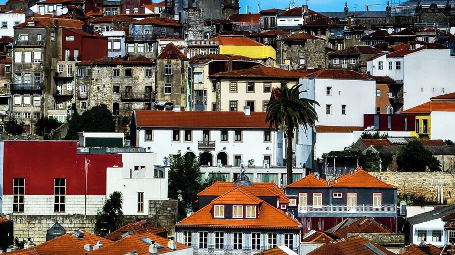 The Torre dos Clérigos is a bell tower that is part of the church with the same name. This monument is considered by many the biggest highlight of Oporto.
Read about this amazing city and lose yourself in history: http://bit.ly/1QRDG6n