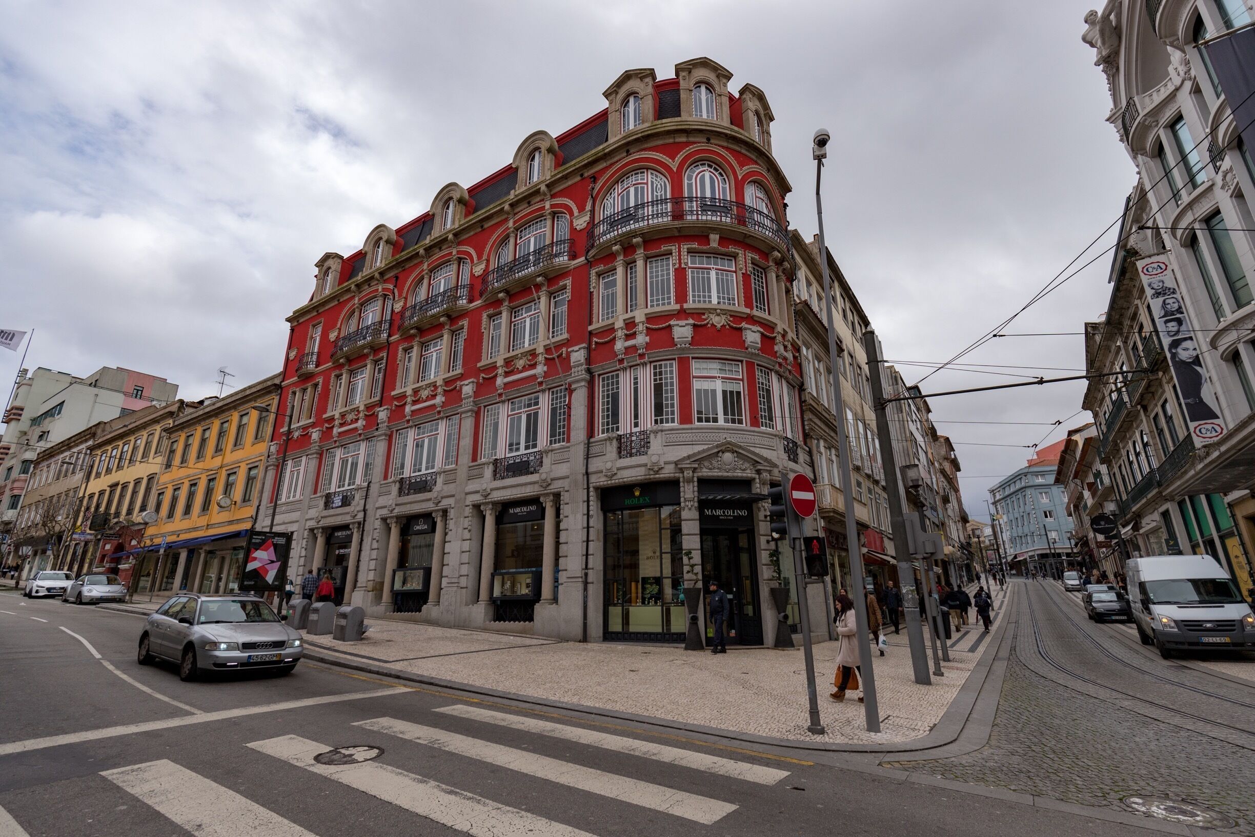 Beautiful building in the heart of Porto near the Bulhão market. 