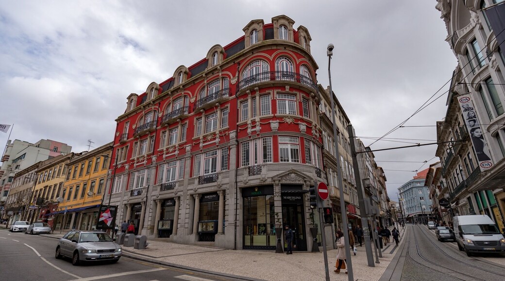 Beautiful building in the heart of Porto near the Bulhão market.