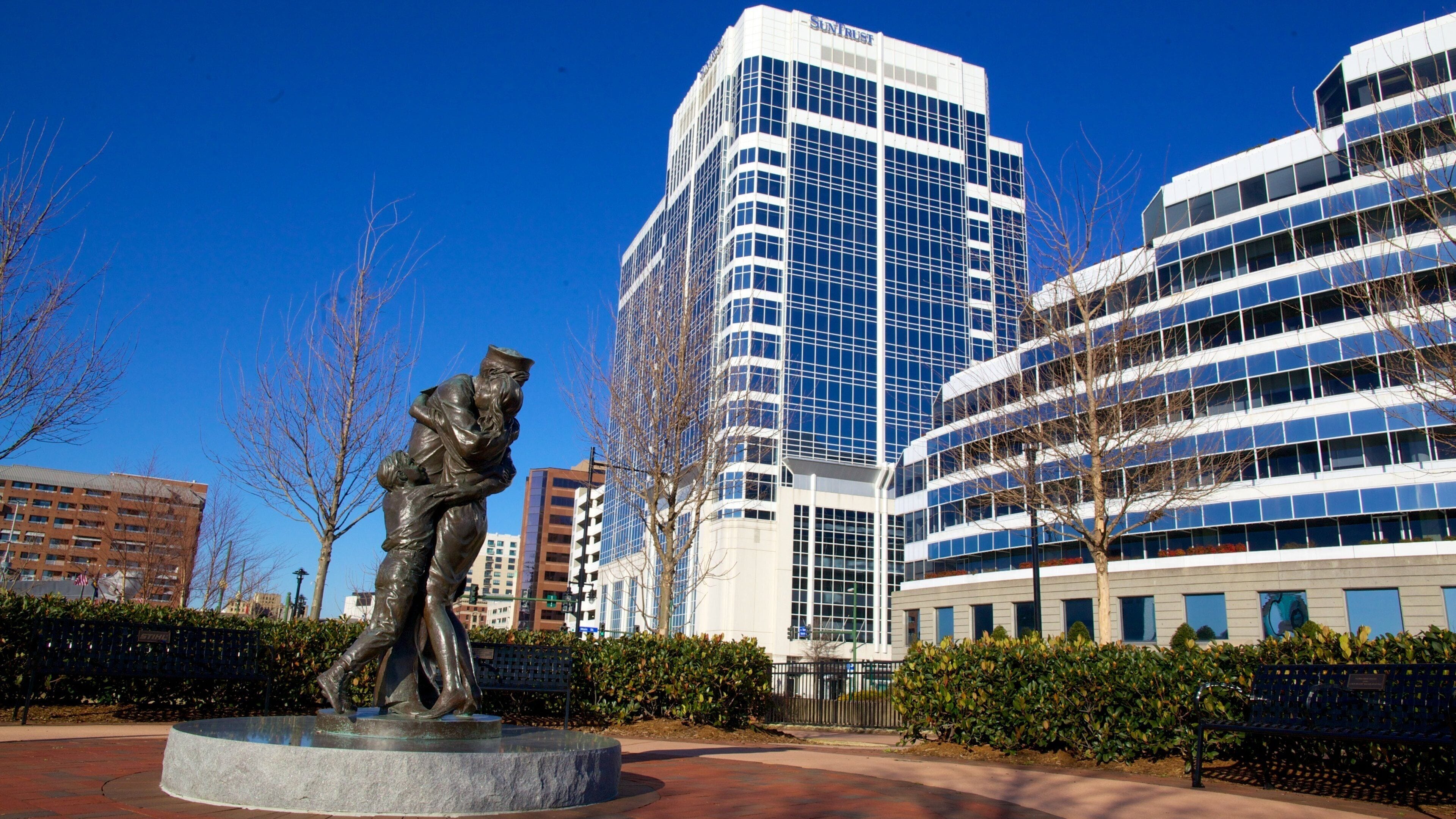 Virginia que incluye un jardín, un edificio de gran altura y una estatua o escultura