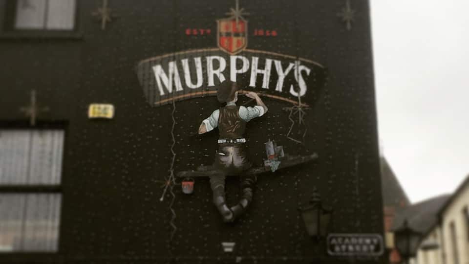 A building with a Murphy's sign and a Jim Cashman's sign below it.