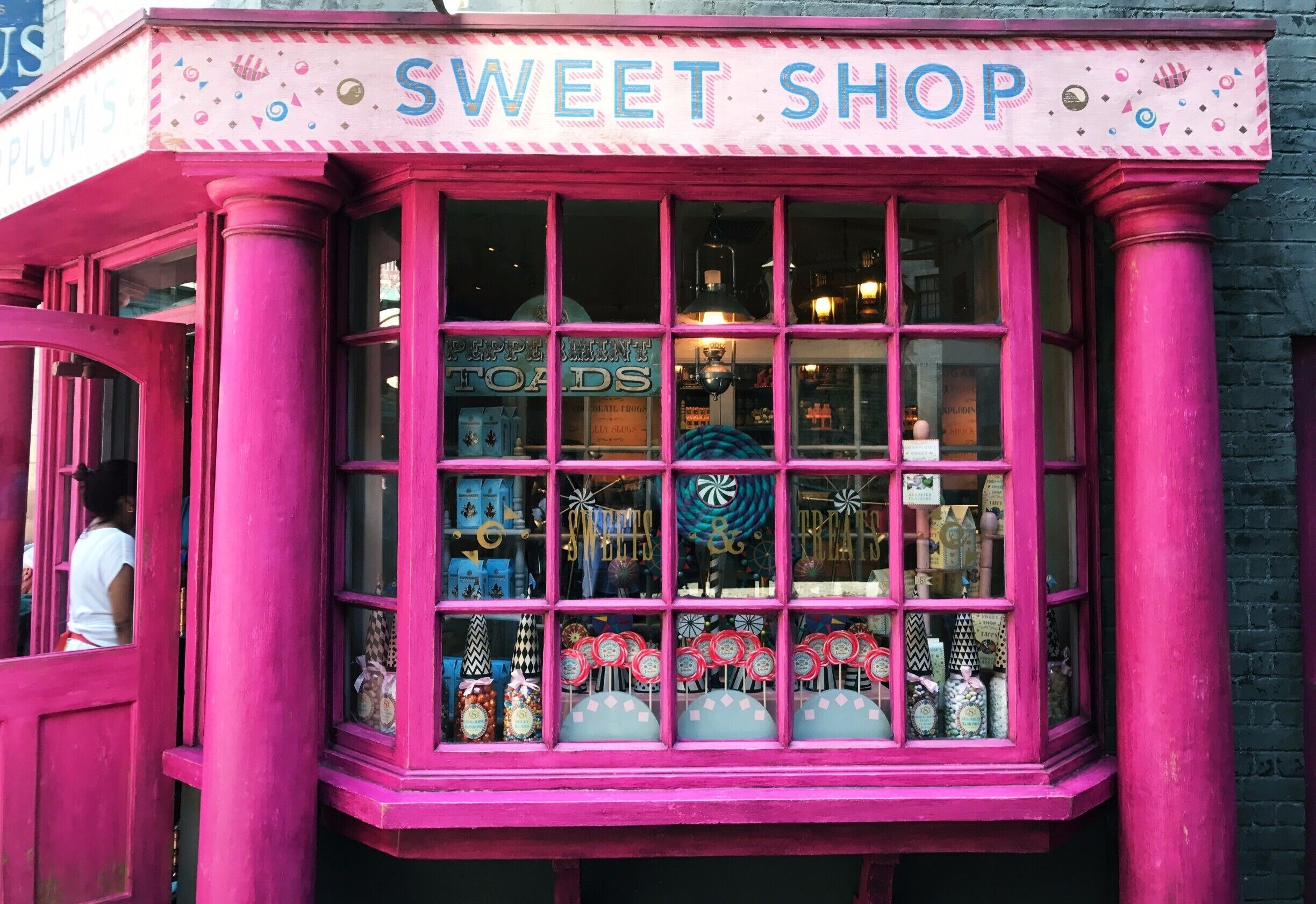 If the peppermint toads sign didn't get your attention the bright pink building will!

You won't leave this sweet shop without a chocolate frog or pumpkin juice. Located only in the Wizarding World of Harry Potter. 

#SweetSpot