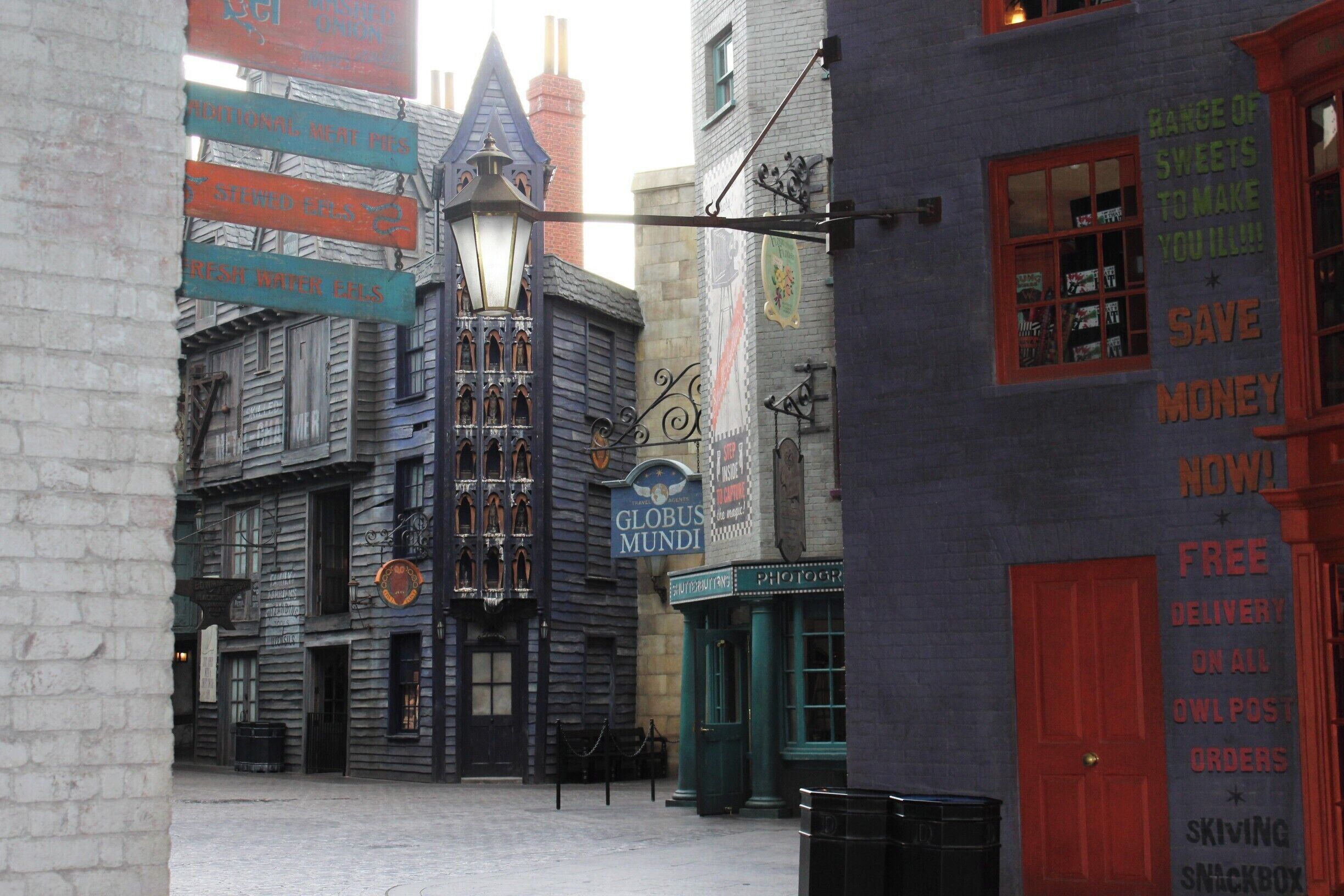 They closed the park early due to Halloween Nights, we got an extra hour wristband and it was perfect for taking photos with no people in them!