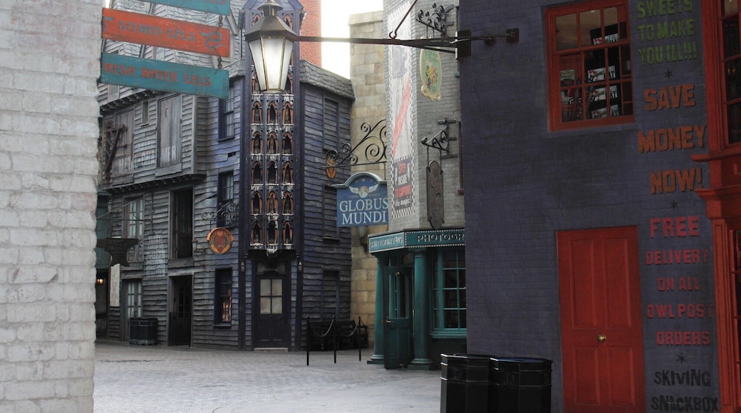 They closed the park early due to Halloween Nights, we got an extra hour wristband and it was perfect for taking photos with no people in them!