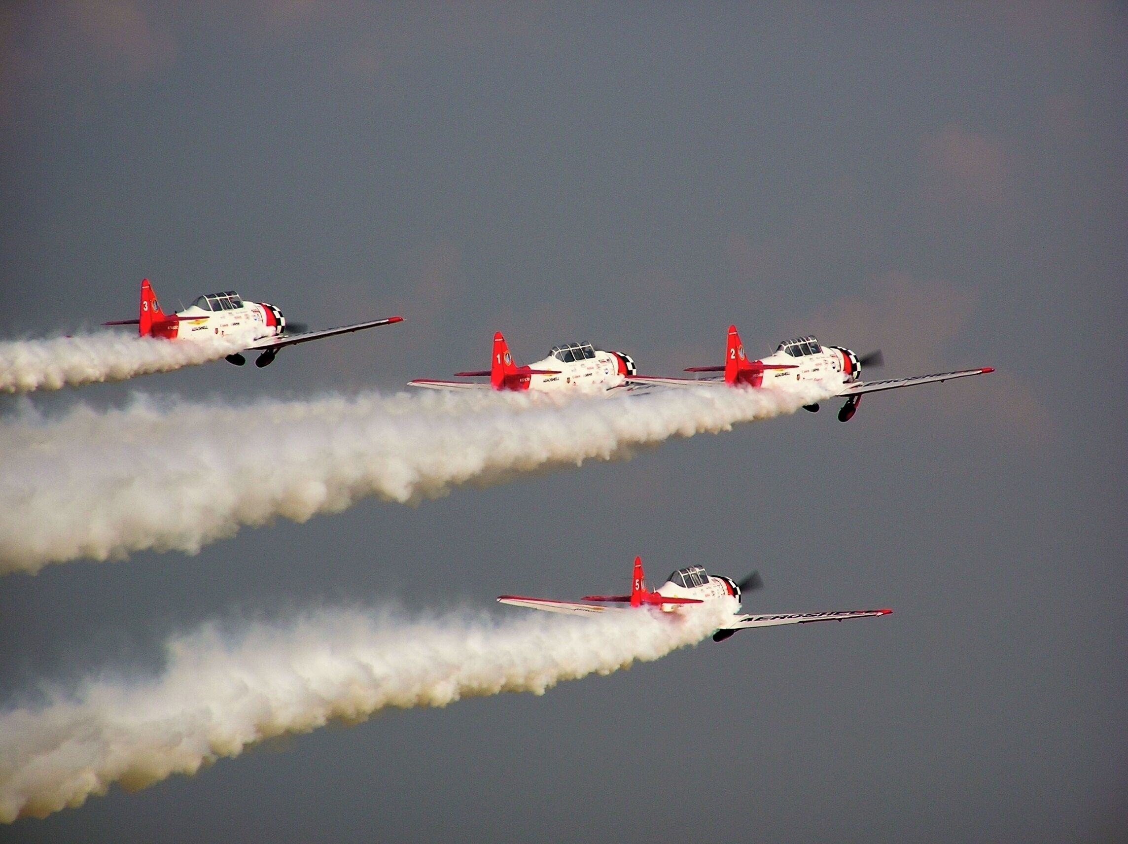 #EAA #AirVenture #Oshkosh
Aeroshell

Entre julho e agosto de cada ano, acontece, em Oshkosh - Wisconsin, o festival aéreo EAA AirVenture.
Foi em dois desses festivais que, perdido entre hélices, motores, asas e cockpits e fascinado com o ronco dos motores, o cheiro da gasolina de aviação, a fumaça no ar e sobretudo as cores, tirei estas fotos.

Between July and August of each year, the air festival EAA AirVenture takes place in Oshkosh - Wisconsin.
It was in two of these festivals that, lost between propellers, engines, wings and cockpits and fascinated by the roar of engines, the smell of aviation gasoline, smoke in the air and especially the colors, I took these pictures.
