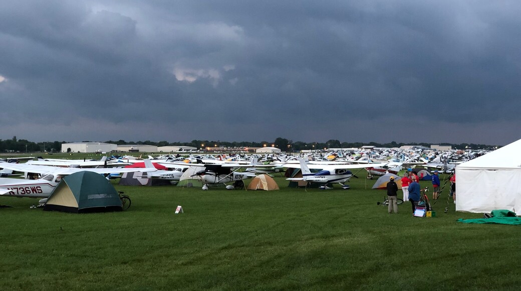 78 of the 118 registered aircraft made it through the weather to fly in.
#AirVenture2018
#Cessnas2Oshkosh