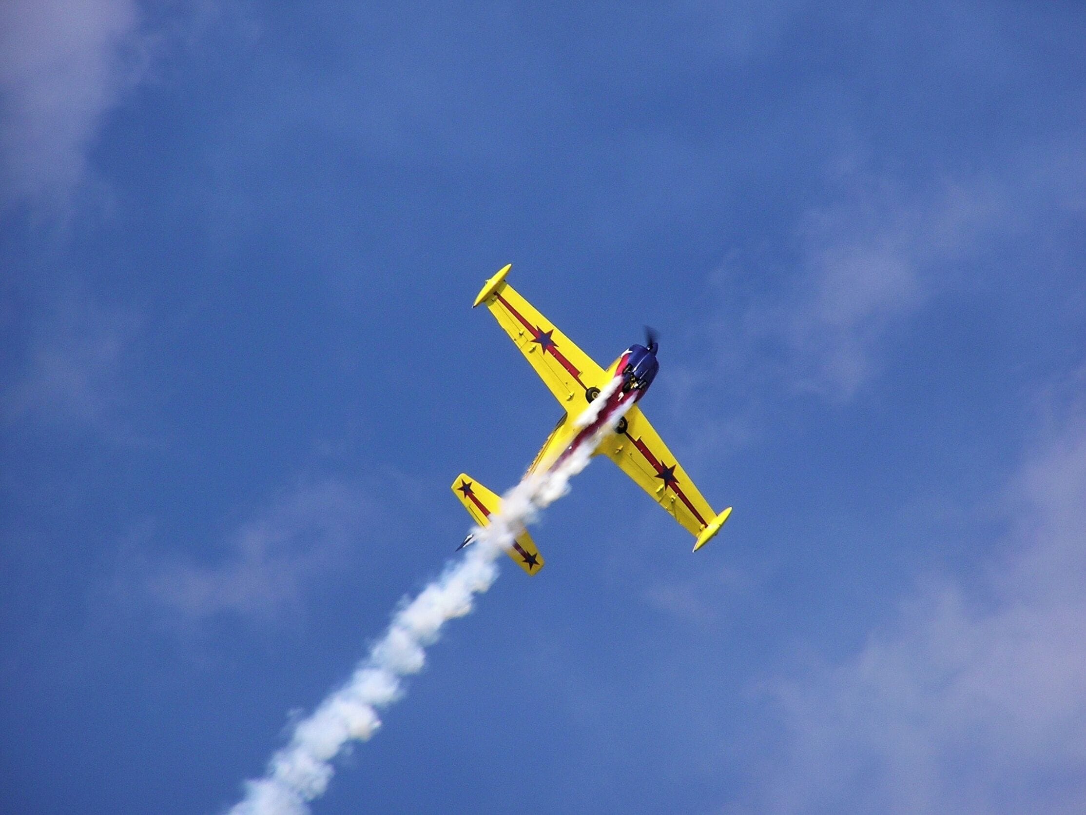 #EAA #AirVenture #Oshkosh

Entre julho e agosto de cada ano, acontece, em Oshkosh - Wisconsin, o festival aéreo EAA AirVenture.
Foi em dois desses festivais que, perdido entre hélices, motores, asas e cockpits e fascinado com o ronco dos motores, o cheiro da gasolina de aviação, a fumaça no ar e sobretudo as cores, tirei estas fotos.

Between July and August of each year, the air festival EAA AirVenture takes place in Oshkosh - Wisconsin.
It was in two of these festivals that, lost between propellers, engines, wings and cockpits and fascinated by the roar of engines, the smell of aviation gasoline, smoke in the air and especially the colors, I took these pictures.