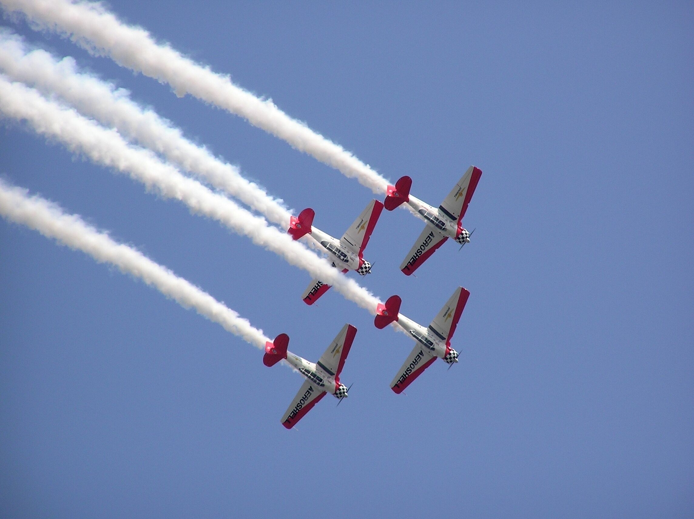 #EAA #AirVenture #Oshkosh
Aeroshell

Entre julho e agosto de cada ano, acontece, em Oshkosh - Wisconsin, o festival aéreo EAA AirVenture.
Foi em dois desses festivais que, perdido entre hélices, motores, asas e cockpits e fascinado com o ronco dos motores, o cheiro da gasolina de aviação, a fumaça no ar e sobretudo as cores, tirei estas fotos.

Between July and August of each year, the air festival EAA AirVenture takes place in Oshkosh - Wisconsin.
It was in two of these festivals that, lost between propellers, engines, wings and cockpits and fascinated by the roar of engines, the smell of aviation gasoline, smoke in the air and especially the colors, I took these pictures.