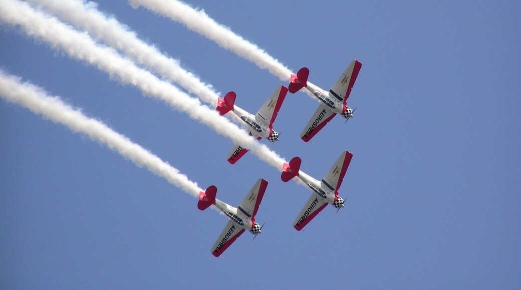 #EAA #AirVenture #Oshkosh
Aeroshell
Entre julho e agosto de cada ano, acontece, em Oshkosh - Wisconsin, o festival aéreo EAA AirVenture.
Foi em dois desses festivais que, perdido entre hélices, motores, asas e cockpits e fascinado com o ronco dos motores, o cheiro da gasolina de aviação, a fumaça no ar e sobretudo as cores, tirei estas fotos.
Between July and August of each year, the air festival EAA AirVenture takes place in Oshkosh - Wisconsin.
It was in two of these festivals that, lost between propellers, engines, wings and cockpits and fascinated by the roar of engines, the smell of aviation gasoline, smoke in the air and especially the colors, I took these pictures.