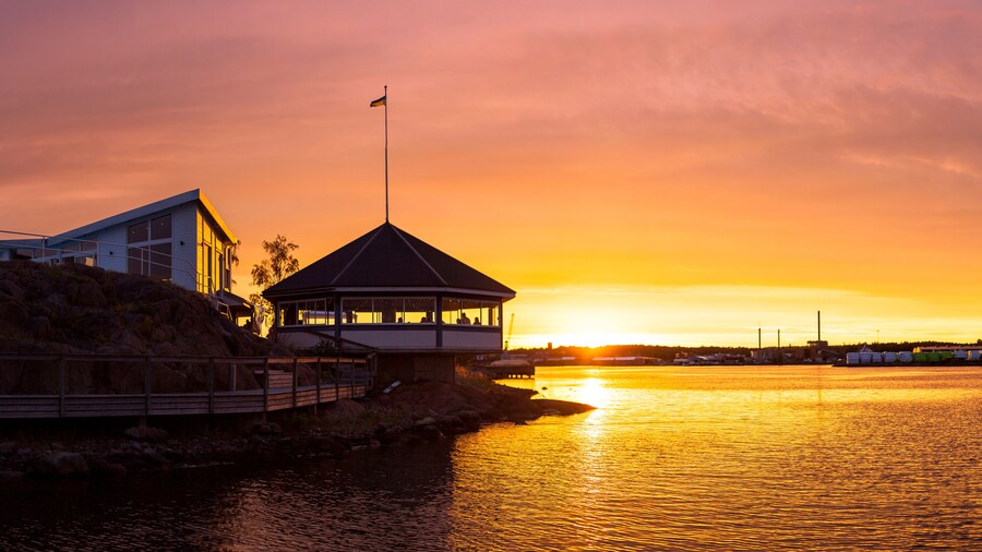 Hafen bei Sonnenuntergang. Schwedischer Bootshafen mit Clubhaus. Oskarshamn bei Sonnenuntergang.
Harbor at sunset. Swedish boat harbor with clubhouse. Oskarshamn at sunset.