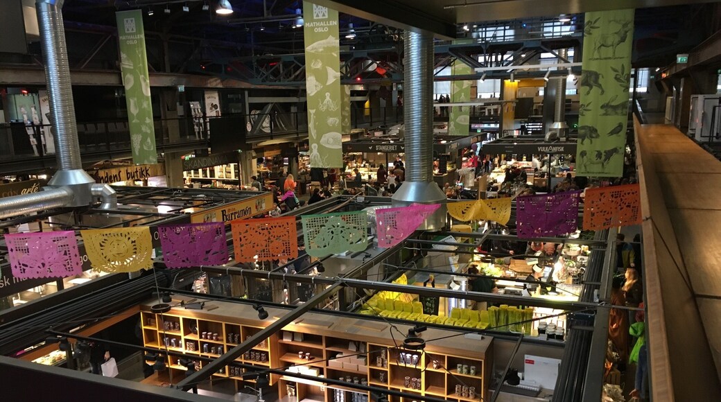 Vulkan Oslo: Mathallen Hall in Oslo is inspired by the great European food courts. Here you can find specialty shops, cafés and great places to eat. They pride themselves in food for foodies, craft cocktails and high quality (although not necessarily local) gifts. We were able to dine with friends with various dietary restrictions without any problems.
#LikeALocal