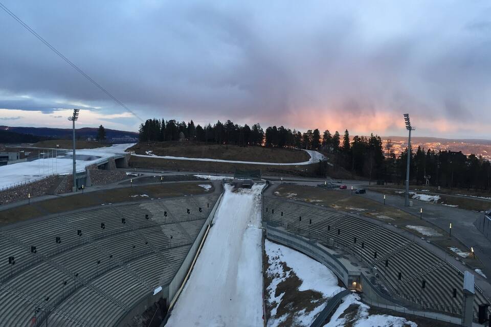 Una pista de carreras cubierta de nieve con gradas y focos.
