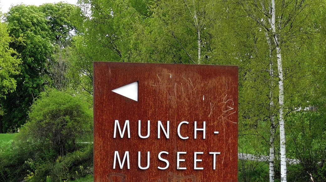 #Munch #oslo #museu
Em Oslo visitei 0 Munchmuseet. Ele é dedicado a Edvard Munch, um dos percursores do expressionismo, e tem uma quantidade expressiva de obras do pintor. Usei o Oslo Pass que dava direito a entrar nos principais museus e a usar todos os meios de transporte (Tram, ônibus, barco e metro).
In Oslo I visited the Munchmuseet. It is dedicated to Edvard Munch, one of the precursors of expressionism, and has an expressive amount of works by the painter. I used the Oslo Pass which gave right to enter the main museums and to use all the means of transport (Tram, bus, boat and metro).