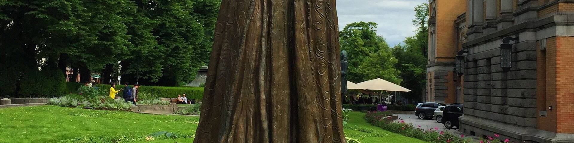 There are several statues around the national theater.