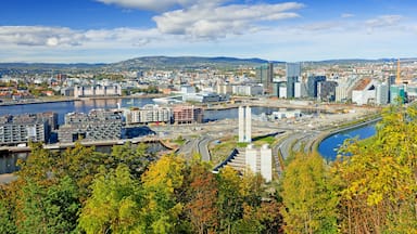 Un paisaje urbano con un río, edificios modernos y un puente.