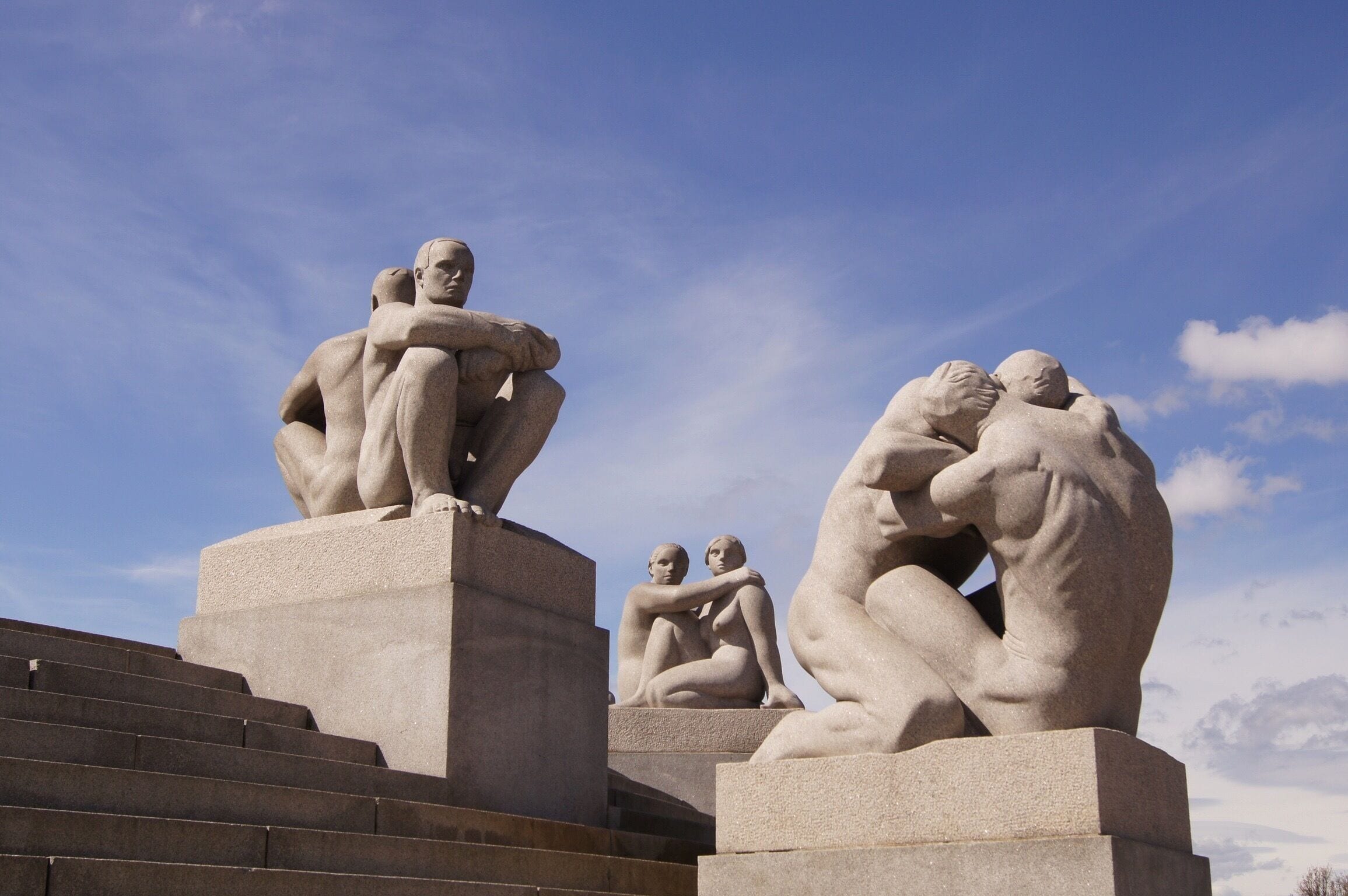 #Vigeland #Oslo #Norway #Parks
Dois homens sentados costas com costas, 1934, Duas jovens mulheres, 1917 e Dois homens lutando, 1922.

O Parque Vigeland fica situado no Parque Frogner, em Oslo, Noruega. Está localizado a 3 km do centro da cidade e cobre uma área de 320.000 metros quadrados. É um local popular para exposições e atividades ao ar livre, como piqueniques e banho de sol.

É constituído por 212 esculturas em granito e bronze da autoria do escultor norueguês Gustav Vigeland (1869-1943). 
As esculturas materializam inerências da existência humana, como o trabalho, a ira, a maternidade, o sexo, a fraternidade, etc.