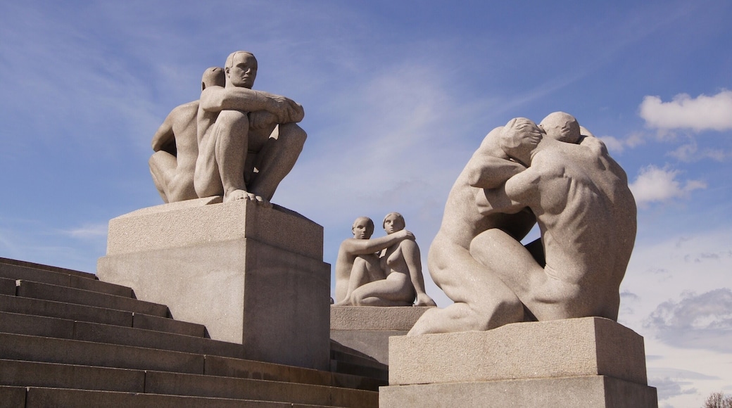 #Vigeland #Oslo #Norway #Parks
Dois homens sentados costas com costas, 1934, Duas jovens mulheres, 1917 e Dois homens lutando, 1922.
O Parque Vigeland fica situado no Parque Frogner, em Oslo, Noruega. Está localizado a 3 km do centro da cidade e cobre uma área de 320.000 metros quadrados. É um local popular para exposições e atividades ao ar livre, como piqueniques e banho de sol.
É constituído por 212 esculturas em granito e bronze da autoria do escultor norueguês Gustav Vigeland (1869-1943).
As esculturas materializam inerências da existência humana, como o trabalho, a ira, a maternidade, o sexo, a fraternidade, etc.