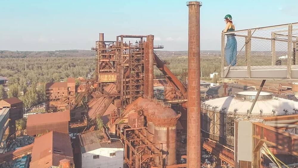 Ostrava is one of the coolest cities in Czech Republic! Its industrial heritage is very strong. Many of the old factories are used to host festivals, exhibitions and cool coffee places, like this one, located on top of an old furnace
#ostrava #czechia