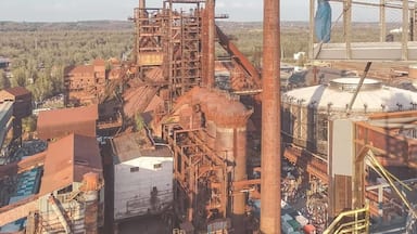 Ostrava is one of the coolest cities in Czech Republic! Its industrial heritage is very strong. Many of the old factories are used to host festivals, exhibitions and cool coffee places, like this one, located on top of an old furnace
#ostrava #czechia